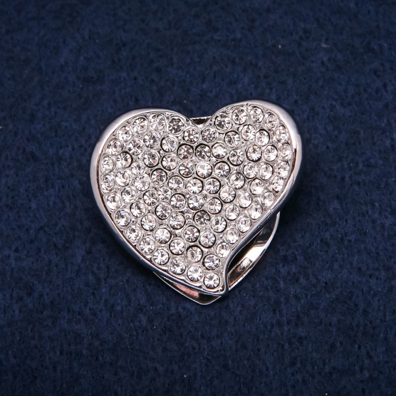Broszka do chusty – Serce z białymi kryształami, srebrzysty metal, 33×36 mm +
