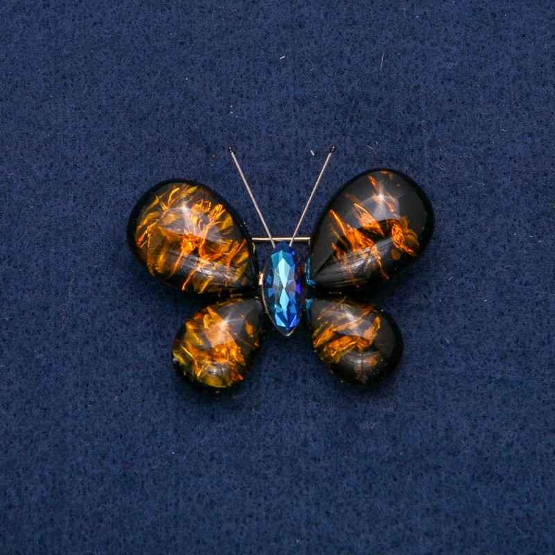 Broszka Motyl, złocisty metal z niebieskim strassem i sztucznym ciemnym bursztynem 50×35 mm +