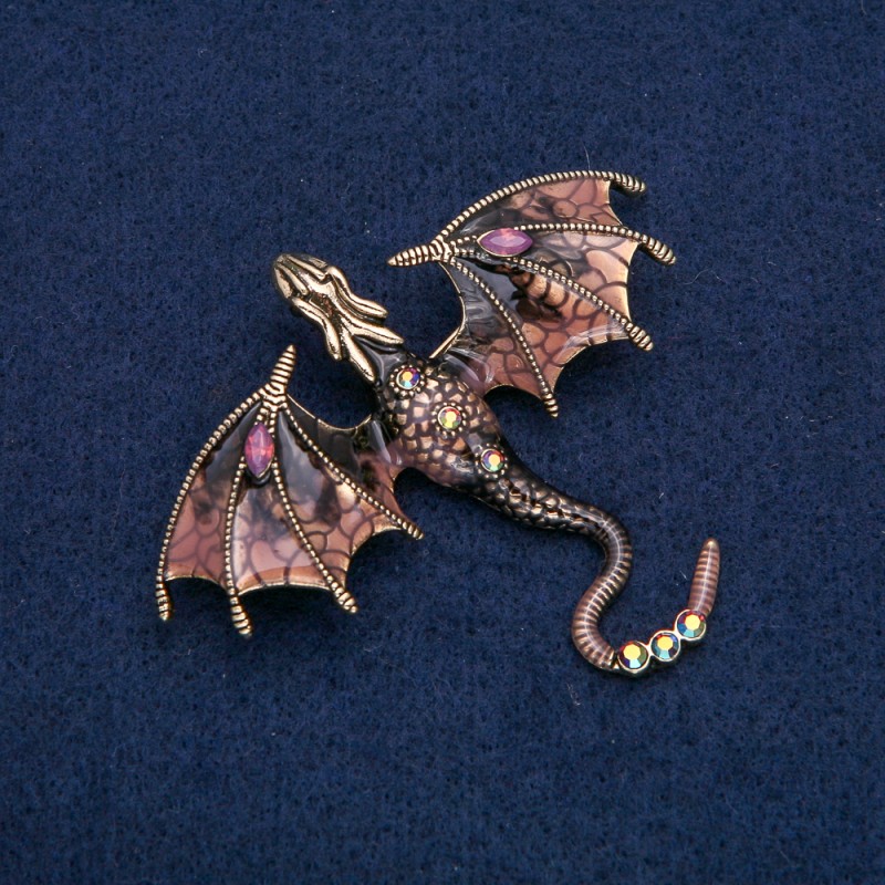 Broszka-kulon Smok złocisty ze złocistego metalu, brązowa emalia z fiołkowymi i benzynowymi kryształami 70x63 mm +