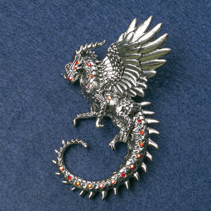 Broszka Smok srebrzysty metal z czerwonymi kryształami benzynowymi 64×50 mm+