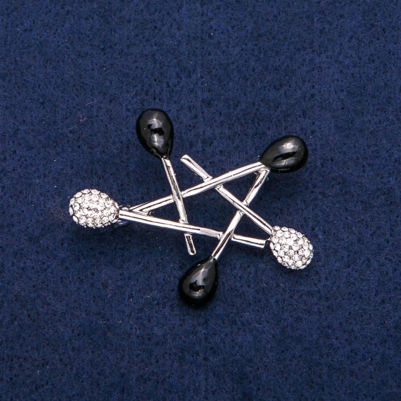 broszka „Gwiazda” czarna emalia i białe kryształy, srebrzysty metal 36×44 mm