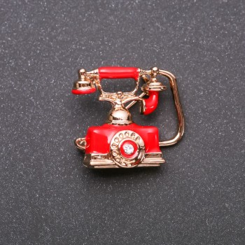 Broszka Telefon z czerwonej emalii na żółtym metalu 27×24 mm