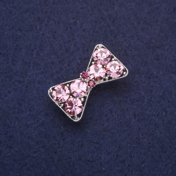 Broszka w formie kokardy z cyrkoniami w kolorze liliowym, 27×16 mm, metal srebrzysty