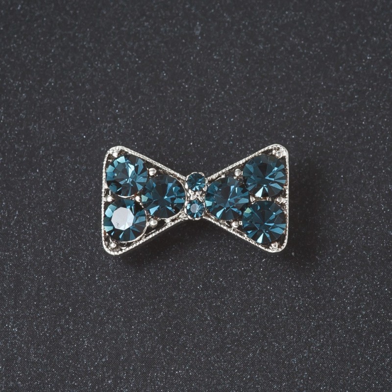 Broszka w kształcie kokardy z kryształami, kolor 'morska fala', kolor metalu 'srebro', 2,7 cm