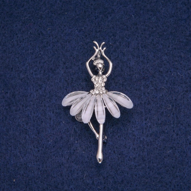 Broszka Baletnica z białymi kryształami, kolor metalu: srebro, 49×28 mm