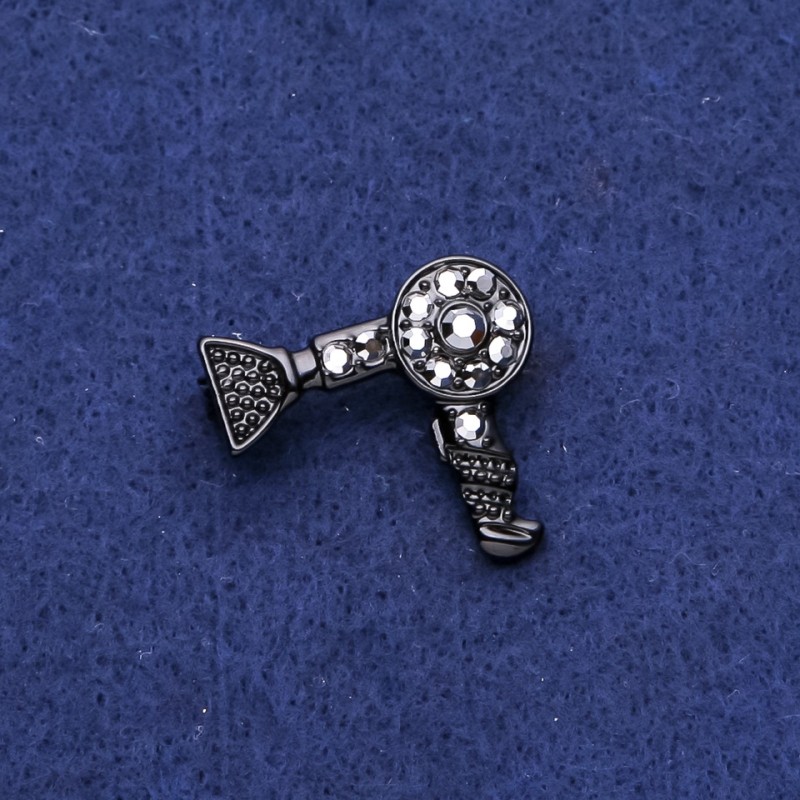 Broszka w kształcie suszarki do włosów ze kryształami, czarny metal, 25×27 mm