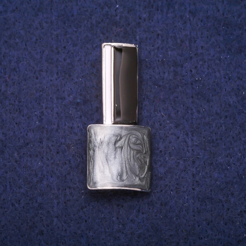 Broszka Lak – szara, czarna i biała emalia, metal srebrzysty 18×39 mm