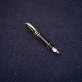 Broszka Długopis 5×45 mm, emalia czarna, metal srebrzysty