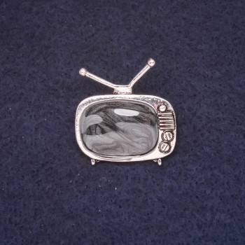 Broszka Telewizor 25×28 mm, emalia czarna, metal srebrzysty