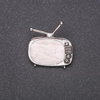 Broszka Telewizor, biała emalia, szary metal, 25×26 mm