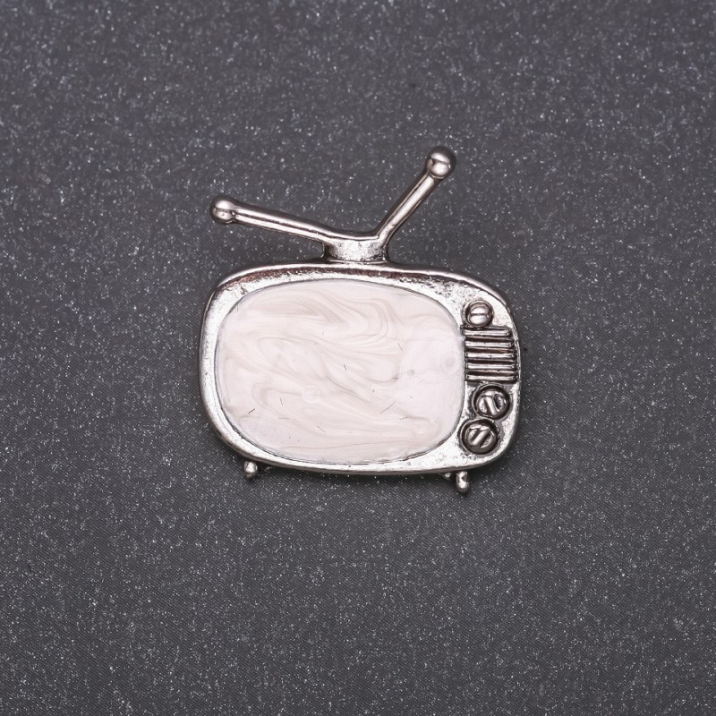 Broszka Telewizor, biała emalia, szary metal, 25×26 mm