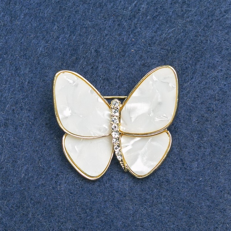 Broszka Motyl: metal złoty, biała masa perłowa i białe kryształy 31×40 mm +