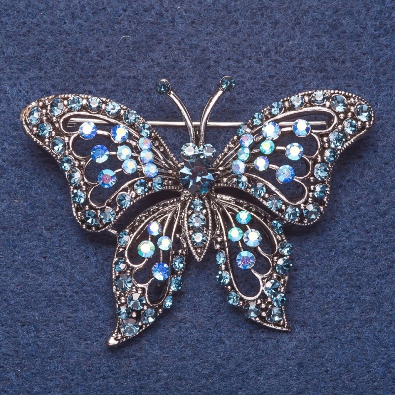 Broszka «Motyl» z niebieskimi kryształami w kolorze kameleona, kolor metalu: srebrny, 6×4 cm