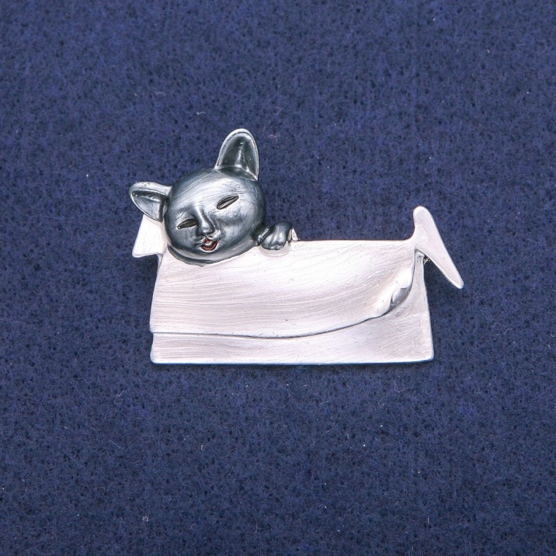 Broszka Kotek w torebce z emalią perłową i szarą, metal srebrzysty 33×45 mm