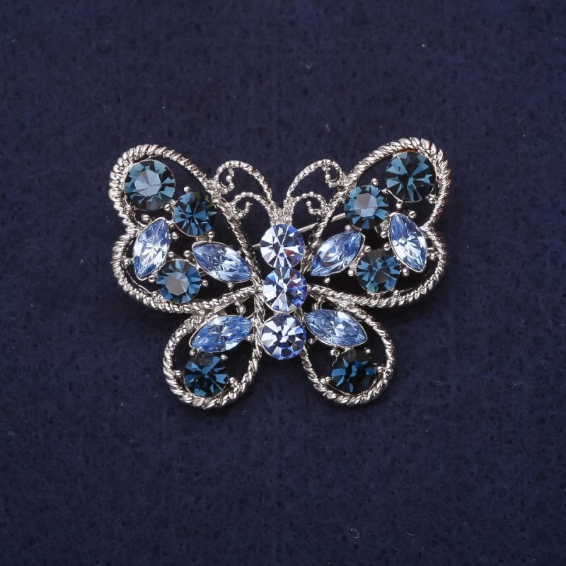 Broszka Motyl z kryształkami, kolor niebiesko-błękitny, 42×32 mm, metal srebrny