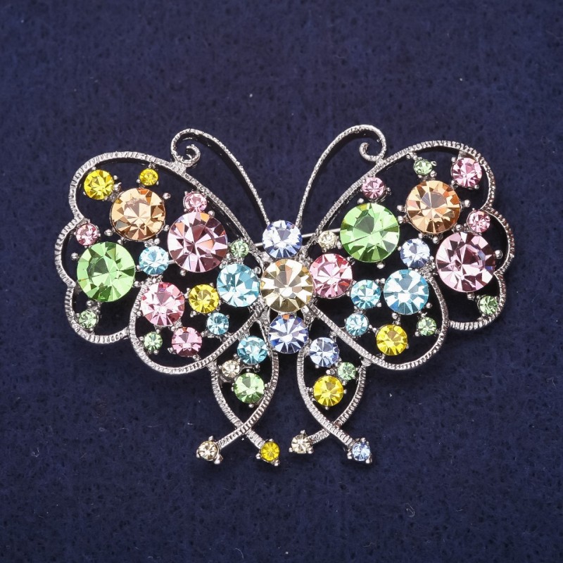 Broszka w kształcie motyla ze strassami – kolorowa, w odcieniach różowego, błękitu, zieleni i żółci, 63×47 mm, metal srebrzysty