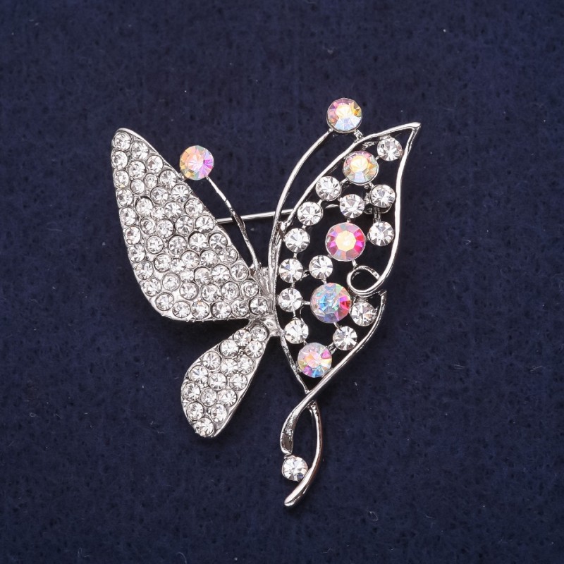 Broszka Motyl z kryształami, kolor biały chameleoński, 50×38 mm, metal srebrzysty