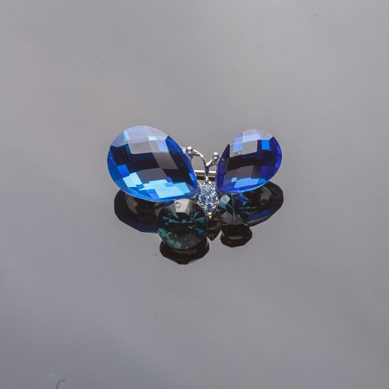 broszka „Motyl” 2,5×3 cm, srebrzysta, niebieskie kryształy