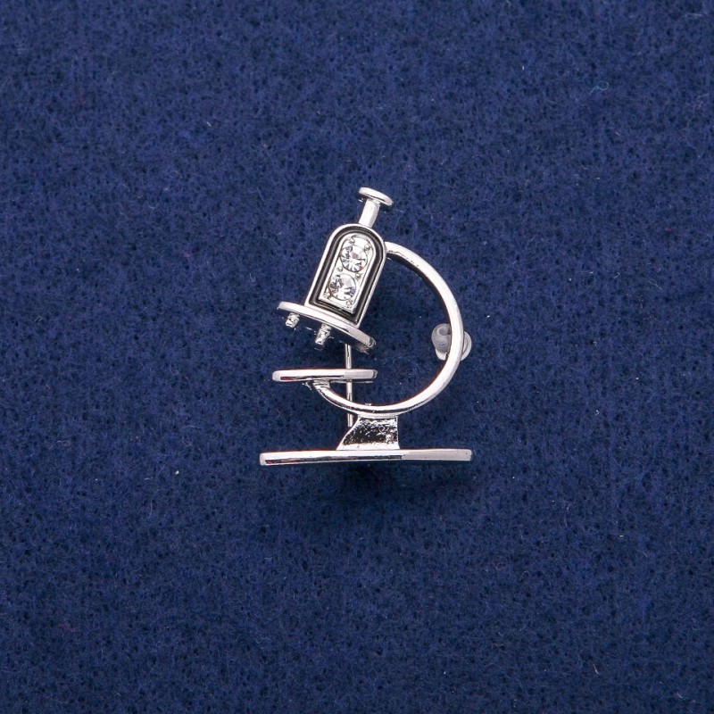Broszka Mikroskop z emalią i strassami, 24×31 mm, metal o kolorze srebra