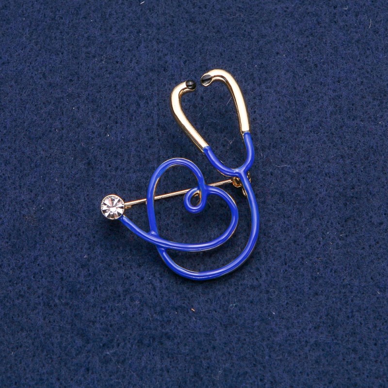 Broszka niebieski stetoskop z sercem, biały kamień, złoty metal 43×33 mm