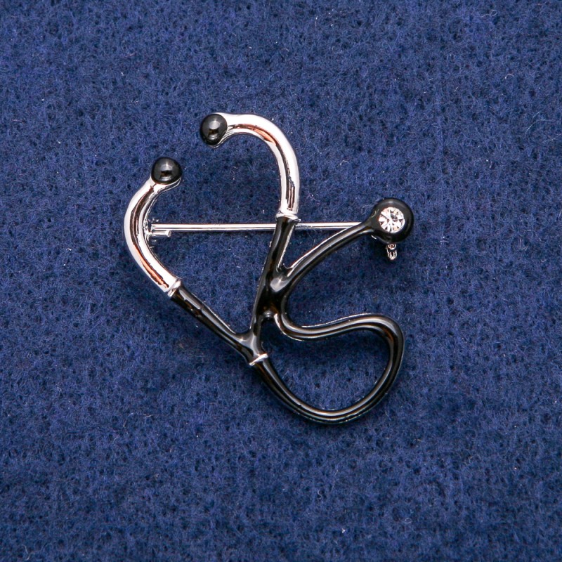 Broszka „Stetoskop” – srebrzysty metal, czarna emalia, biały kryształ, 33×29 mm