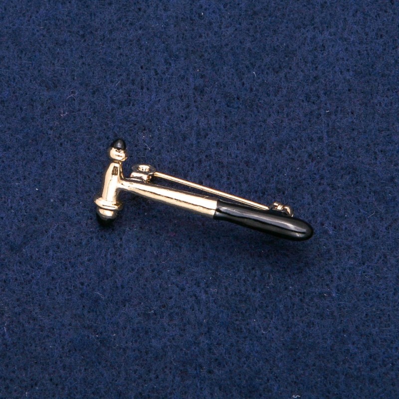 Broszka młotek neurologiczny – czarna emalia, złocisty metal 16×36 mm