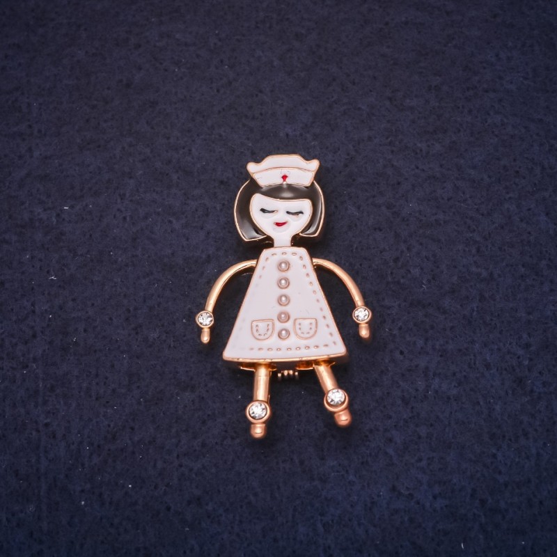 Broszka Pielęgniarka z emalią, kolor biały, 42×26 mm, metal złoty
