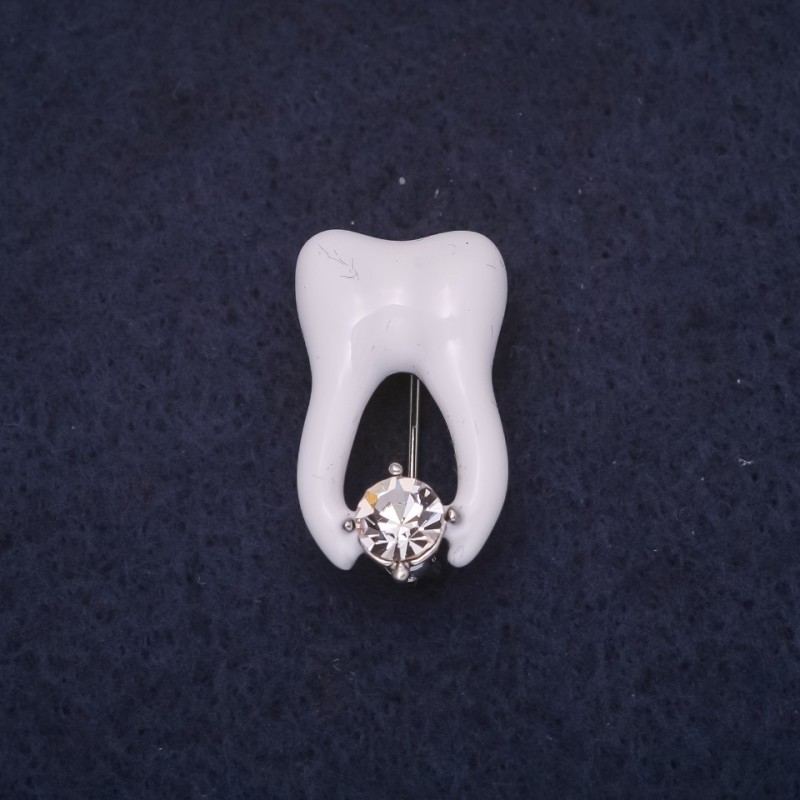 Broszka Ząb 25×15 mm – emalia biała, metal srebrzysty