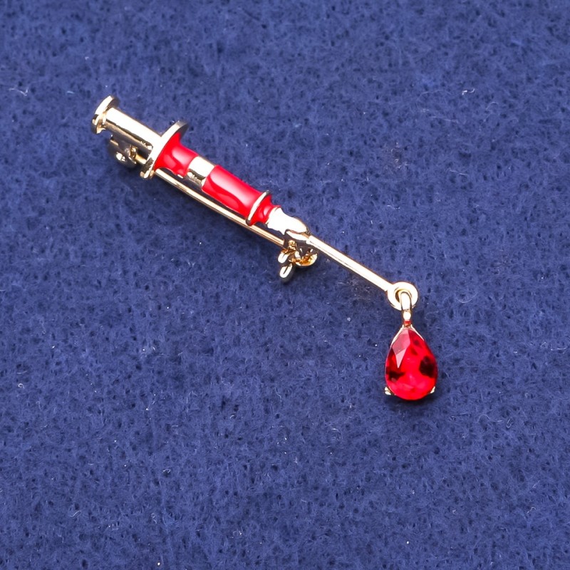 Broszka «Strzykawka» z czerwonym kryształem, złocisty metal, 10×45 mm