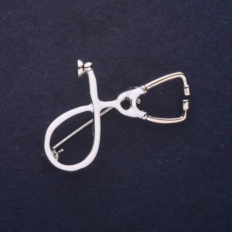 Broszka w formie stetoskopu, emalia biała, 44×30 mm, metal srebrzysty
