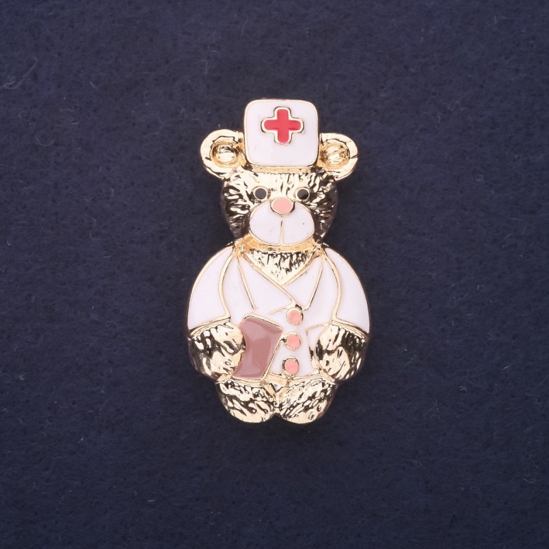 Broszka Miś Lekarz, emalia, kolor biały i czerwony, 40×22 mm, złoty metal