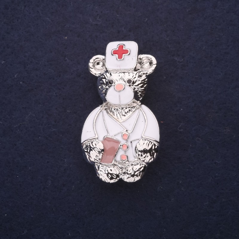 Broszka Miś Lekarz z emalią, kolor biało-czerwony, 40×22 mm, metal srebrzysty