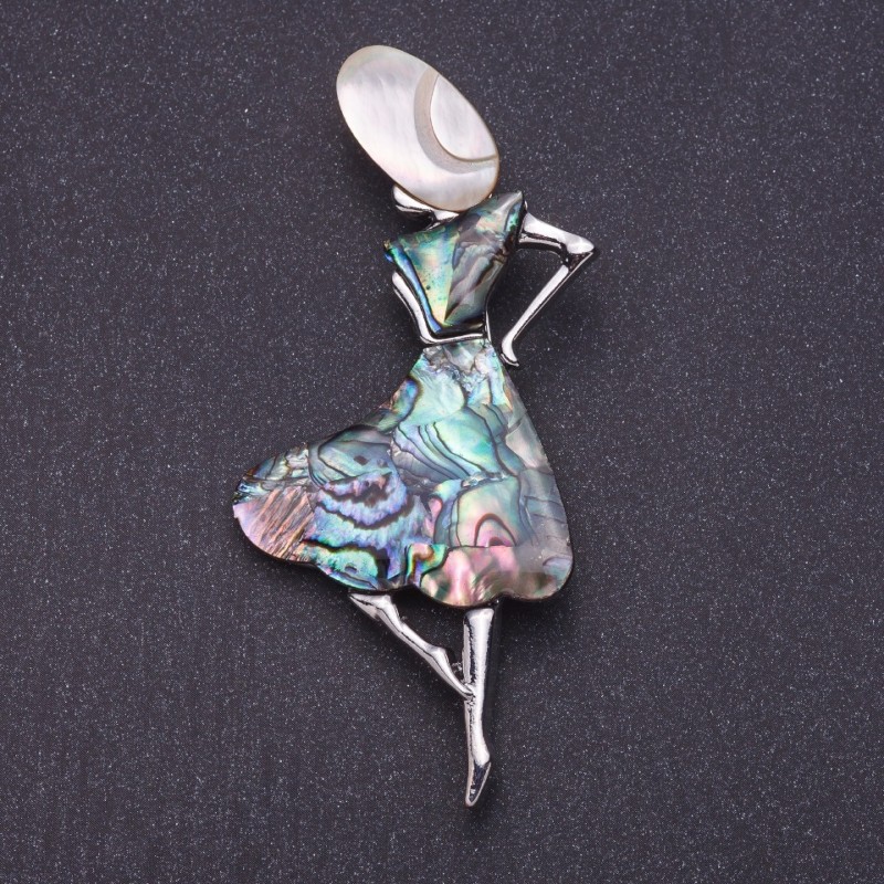 Wisiorek-kinesz «Madam Chaliotis» z perłowym kolorem metalu „srebro”, długość 8,4 cm