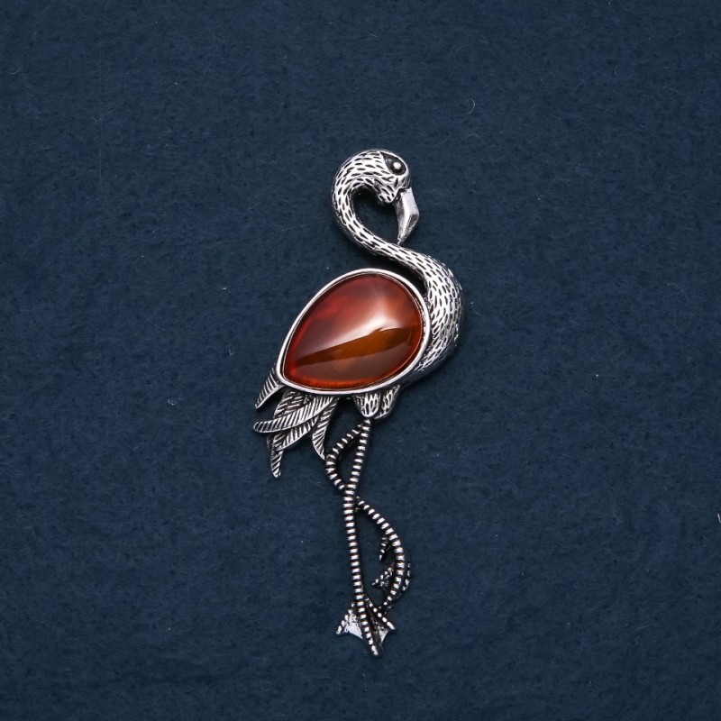 Broszka-wisiorek Flamingo z naturalnym karneolem 85×30 mm