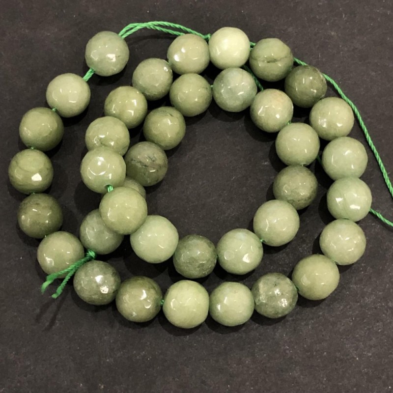 Koraliki z nefrytu na nitce (sztuczny) – fasetowane kuleczki, średnica 10 mm, długość 36 cm