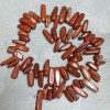 Nici z naturalnego kamienia – czerwony jaspis – drobinka 'igła', średnica 20×8 mm, długość 39 cm +