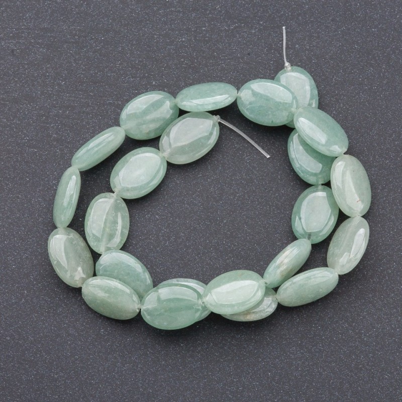 Koraliki z nefrytu owalnego kształtu na nitce, średnica 13 × 18 mm, długość 37 cm