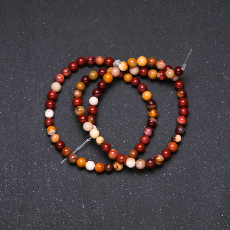 Koraliki z jaspisu mookaite — gładkie kuleczki, średnica 4,5 mm, długość nitki 38 cm