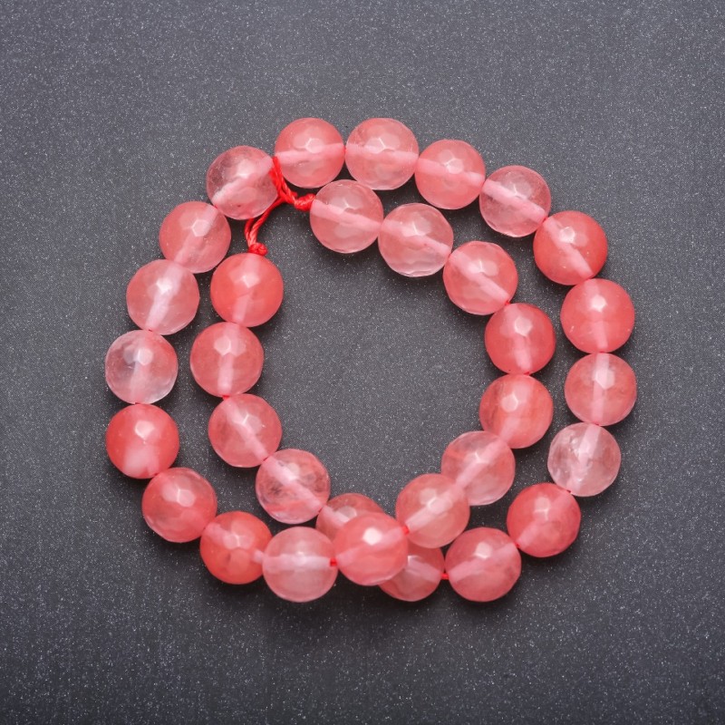 Koraliki z naturalnego kamienia chalcedonowego różowego na nitce, fasetowane kuleczki o średnicy około 12 mm, długość 37 cm