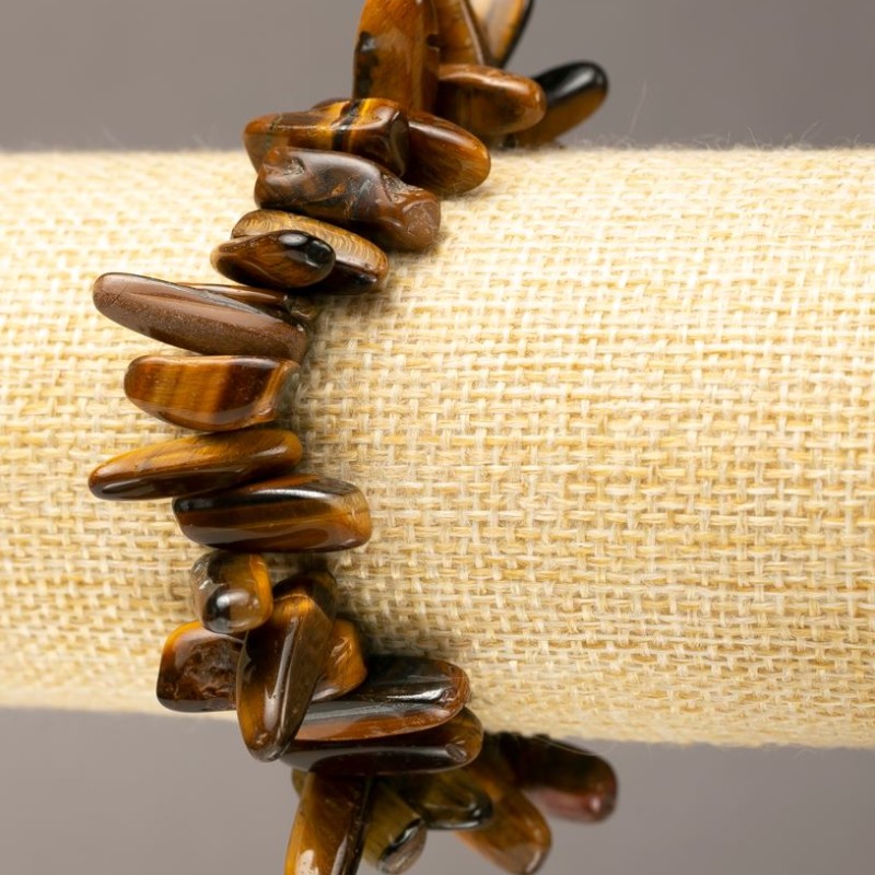 Bransoletka z tygrysiego oka, drobiny w kształcie igieł na elastycznej gumce, o wymiarach 20×5–6 mm, obwód 18 cm