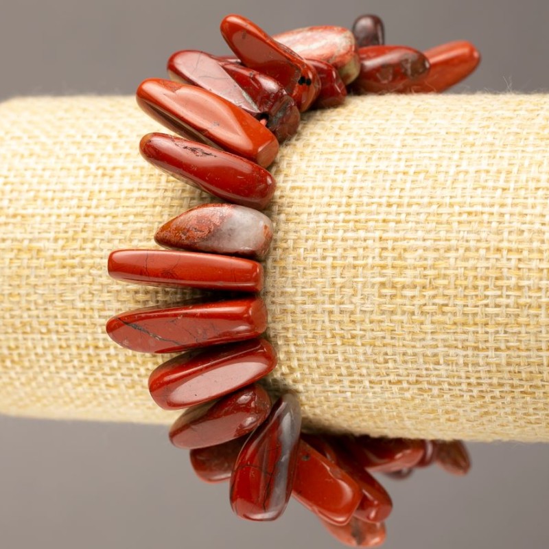 Bransoletka z naturalnego kamienia – czerwony jaspis, drobiny 'igła' na gumce, d 10-27×3-7(±)mm obwód 18 cm