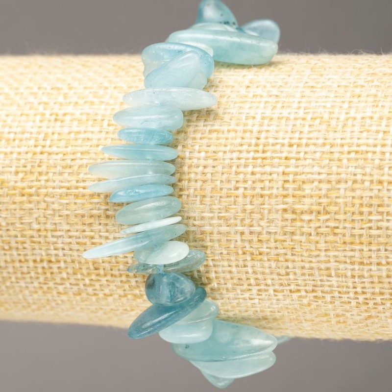 Bransoletka z naturalnego akwamarynu, drobiny w kształcie igieł na elastycznej gumce, Ø 10–25×3–6(±) mm, obwód 18 cm
