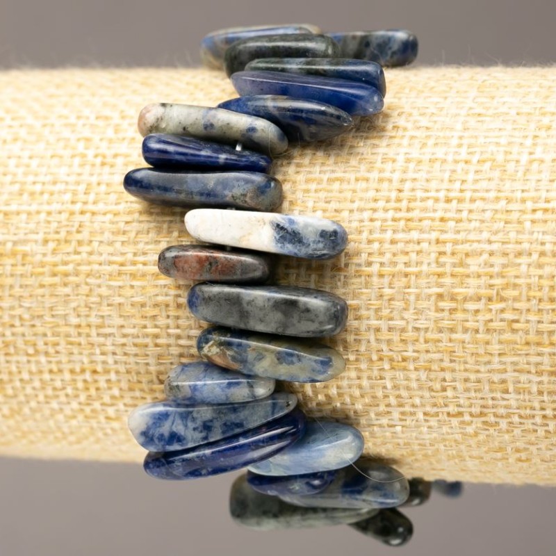 Bransoletka na gumce z naturalnego sodalitu – drobiny w kształcie igły, średnica 12–23×2–6 mm, długość 18 cm +