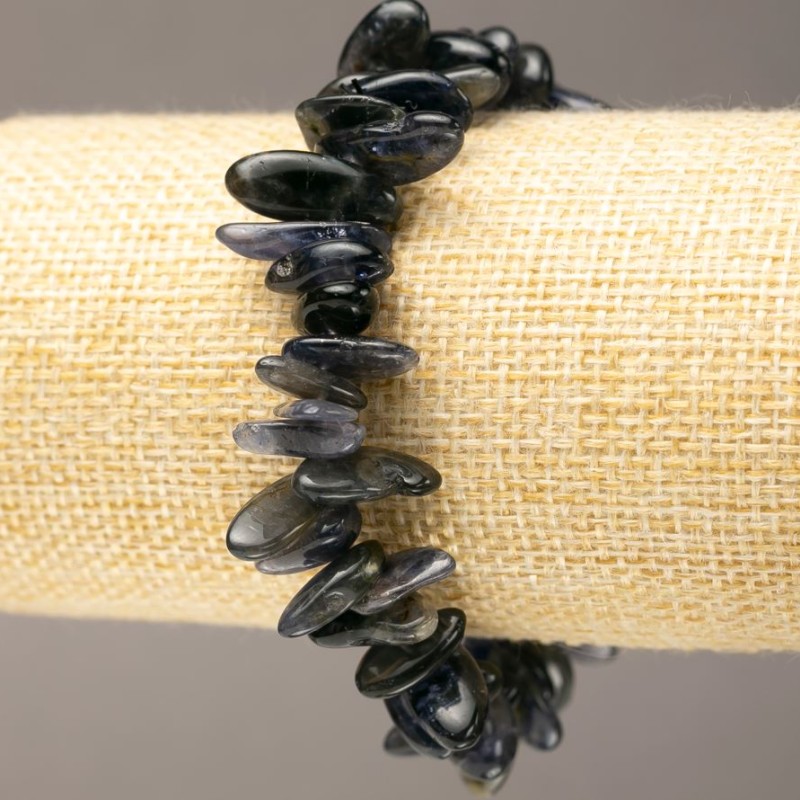 Bransoletka na gumce z naturalnego iolitu – drobiny iolitu 'igła', średnica 11–21×4–8 mm, długość 18 cm +