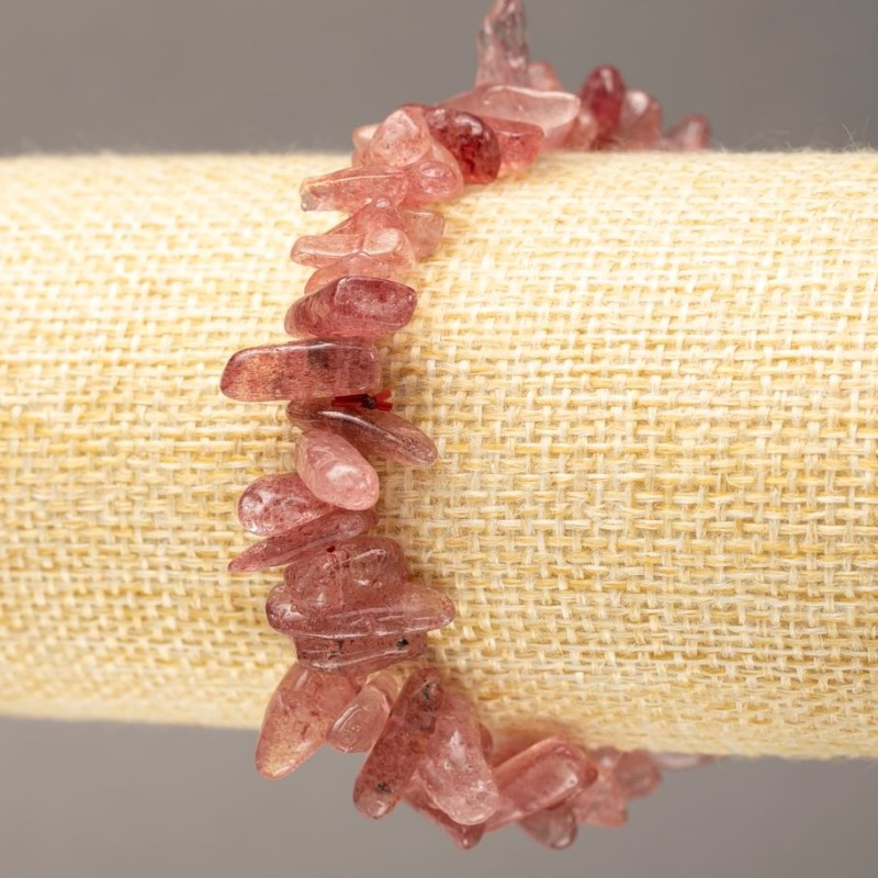 Bransoletka z naturalnego kamienia – drobinka kwarcu truskawkowego w kształcie igły na elastycznej gumce, Ø 8-18×3-5(±) mm, długość 18 cm
