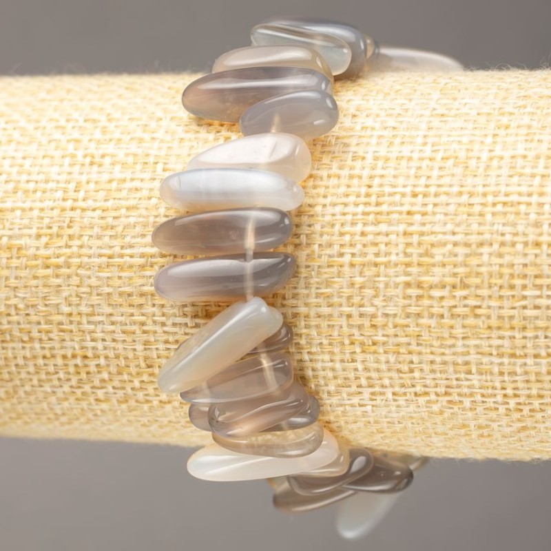 Bransoletka na elastycznej gumce z naturalnego kamienia: agat dymny, drobiny w kształcie igieł, średnica 13–22×3–6 mm, długość 18 cm +