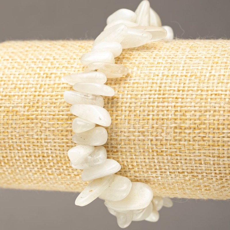 Bransoletka z naturalnego kamienia adularu – drobinki kształtu igły na gumce, średnica 11–23×3–6(±)mm, długość 18 cm