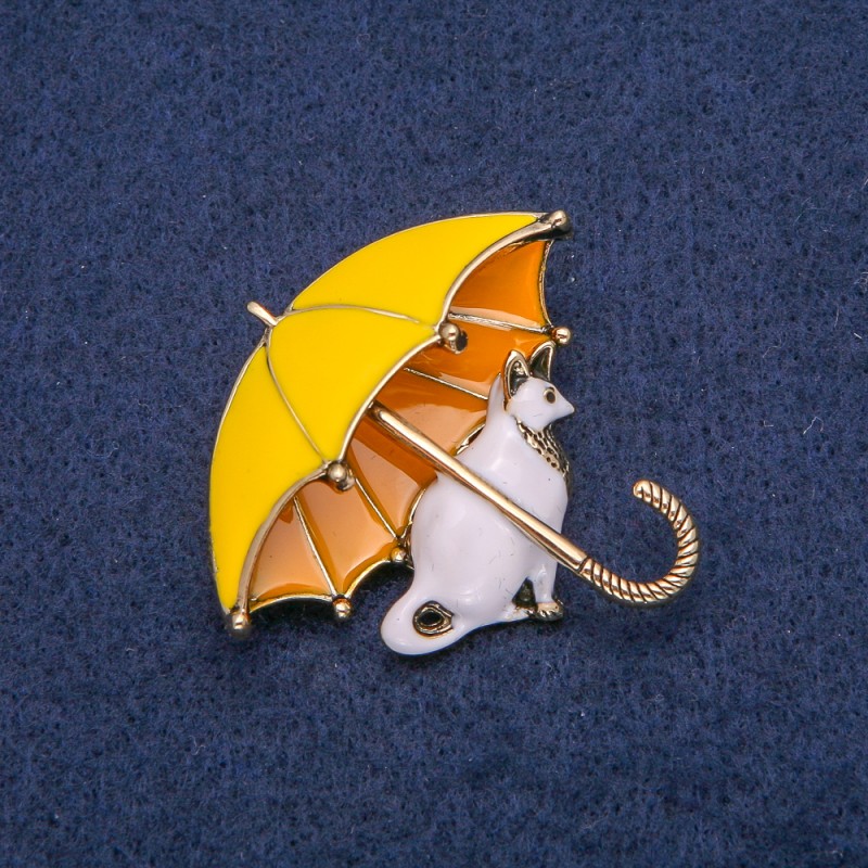 Broszka kotka pod parasolką emalia 43×44 mm