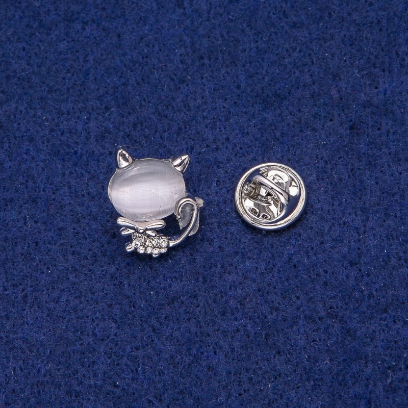Broszka Kotka z kaboszonem «Kocie oko» i strassami, 16×17 mm, srebrny metal
