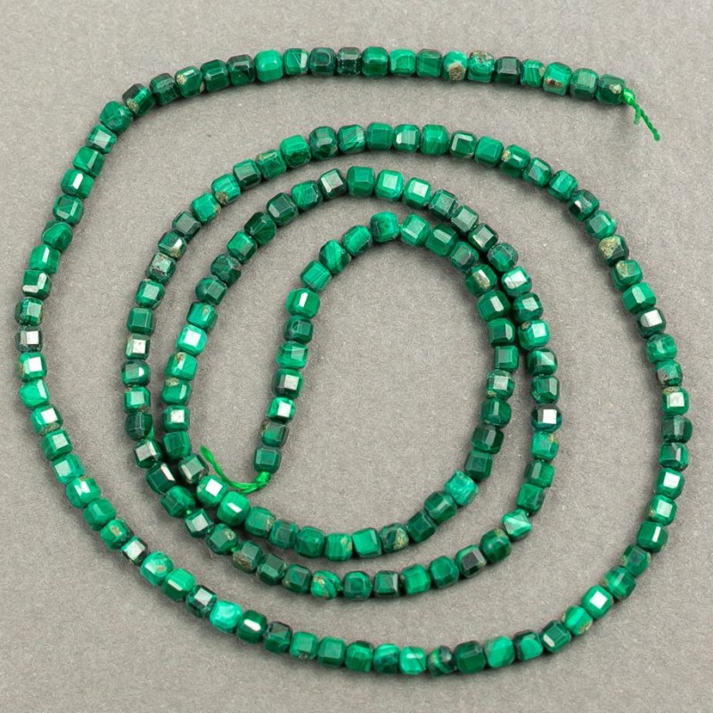 Koraliki z naturalnego kamienia na nitce – Kocie Oko, zielony, fasetowany sześcian, średnica 5×5 mm (±), długość 39 cm (+)